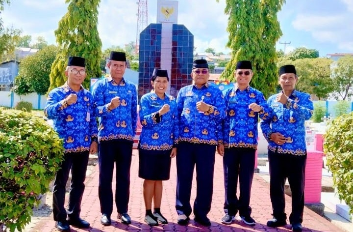 Tabur-bunga-di-TMP Dharma Loka Kupang